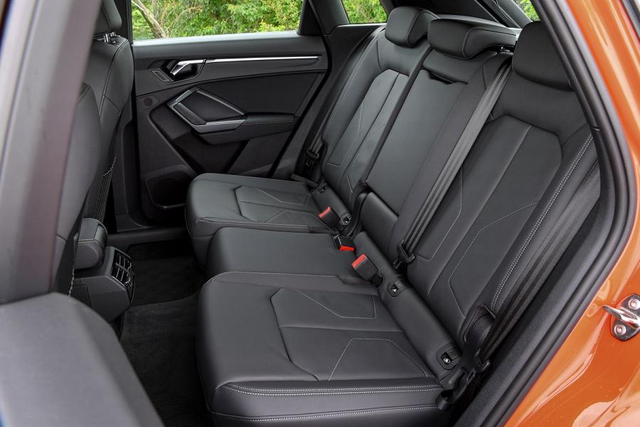 Интерьер Audi Q3 35 TDI Quattro S-Line 2020 года  (JP) (фото 7 из 9)